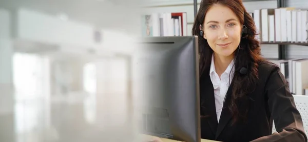 Geschäftsleute mit Headset im Büro erweitern den Blick — Stockfoto