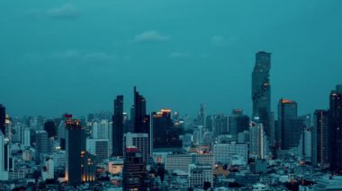 İş verisi analitik arayüzü, geleceği gösteren akıllı şehir üzerinde uçar