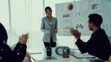 Kurumsal personel toplantısında iş adamlarının kutlamaları hakkında çevresel grafik