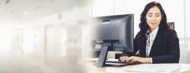 Ofiste çalışan, kulaklık takan iş adamları daha geniş görüşlü.