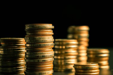 Biriktirmek için hazine mevduat hesabına yığılmış altın paralar.