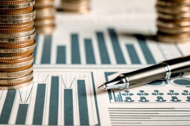 Biriktirmek için hazine mevduat hesabına yığılmış altın paralar.