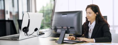 Ofiste çalışan, kulaklık takan iş adamları daha geniş görüşlü.