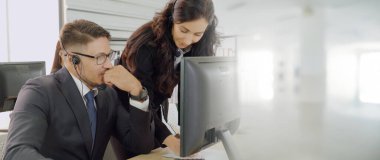 Ofiste çalışan, kulaklık takan iş adamları daha geniş görüşlü.