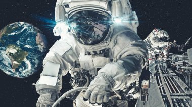 Astronot uzay yürüyüşü yaparken uzay uçuşları görevinde çalışıyor.