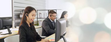 Ofiste çalışan, kulaklık takan iş adamları daha geniş görüşlü.