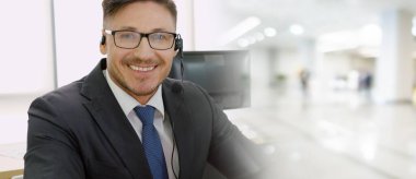 Ofiste çalışan, kulaklık takan iş adamları daha geniş görüşlü.