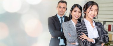 Ofiste çalışan, kulaklık takan iş adamları daha geniş görüşlü.