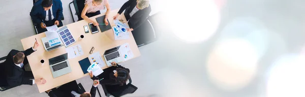 Zakenmensen groep vergadering schot van bovenaf breedbeeld — Stockfoto