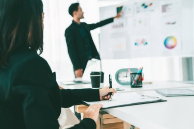 İş kadını toplantı yapıyor. Ofis odasında kağıt yazıyor. .