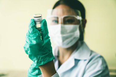 Yetenekli doktor aşıyı enjeksiyondan önce yeterince hazırlayın.