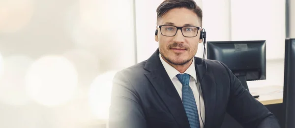 Empresários que usam fone de ouvido trabalhando no escritório ampliam a visão — Fotografia de Stock