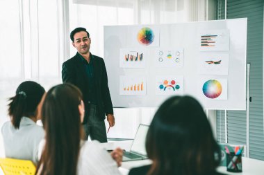 İş adamları daire içinde otururken iş projesini ustaca tartışıyor