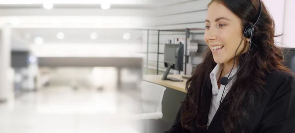 Affärsmän som bär headset och arbetar på kontoret breddar vyn — Stockfoto