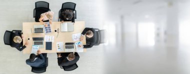 İş adamları grup toplantısı daha geniş açıdan çekildi