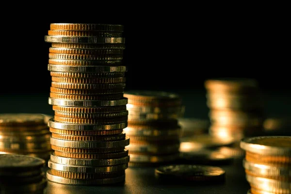 Stapel von Goldmünzen stapeln sich im Finanzministerium Depotkonto zum Sparen — Stockfoto