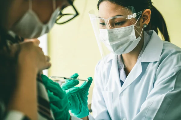 Junge Frau besucht geschickten Arzt im Krankenhaus zur Impfung — Stockfoto