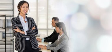 Ofiste çalışan, kulaklık takan iş adamları daha geniş görüşlü.