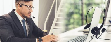 Ofiste çalışan, kulaklık takan iş adamları daha geniş görüşlü.