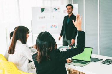 İş adamları daire içinde otururken iş projesini ustaca tartışıyor