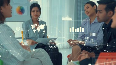 Şirket personeli toplantısındaki iş adamları imrendirici grafikle