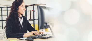 Ofiste çalışan, kulaklık takan iş adamları daha geniş görüşlü.