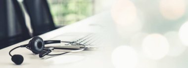 Çağrı merkezindeki kulaklık ve müşteri destek ekipmanları aktif hizmete hazır.