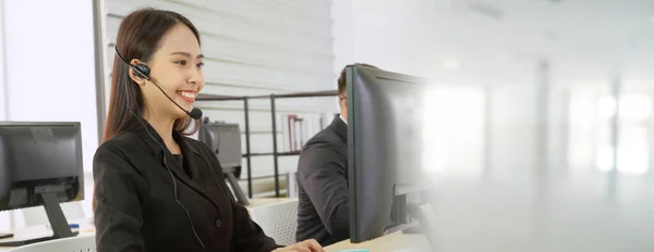 オフィスで働くヘッドセットを身に着けているビジネスマンが視野を広げる — ストック写真