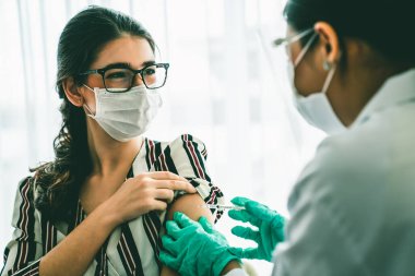 Genç bayan, aşı için yetenekli doktoru hastanede ziyaret ediyor.
