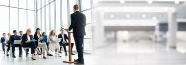 Seminer konferansında toplanan bir grup iş adamı daha geniş görüşlü