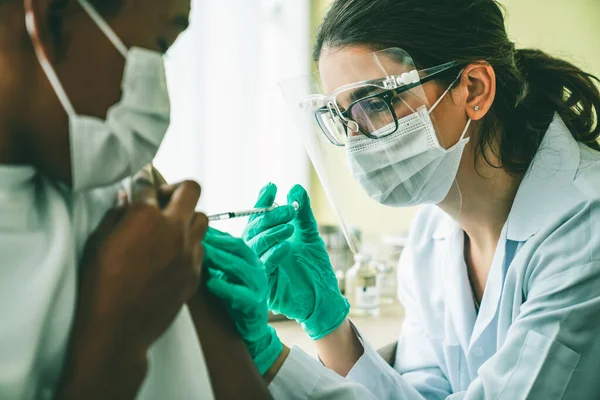 Unge man besöker skicklig läkare på sjukhuset för vaccination — Stockfoto