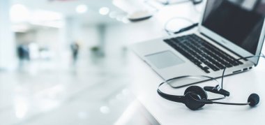 Çağrı merkezindeki kulaklık ve müşteri destek ekipmanları aktif hizmete hazır.
