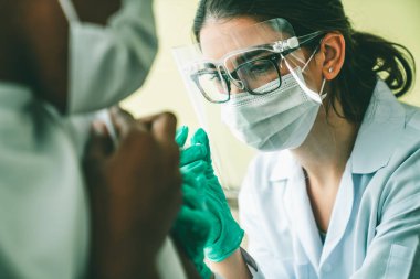 Genç adam, aşı için yetenekli doktoru hastanede ziyaret ediyor.