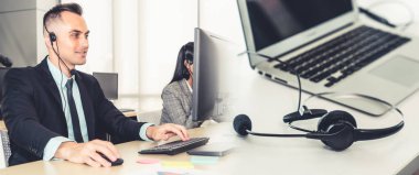 Ofiste çalışan, kulaklık takan iş adamları daha geniş görüşlü.