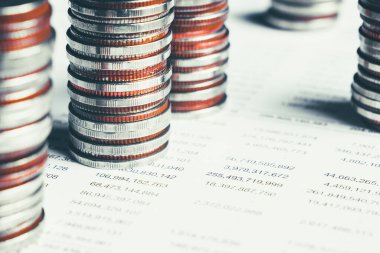 Biriktirmek için hazine mevduat hesabına yığılmış altın paralar.