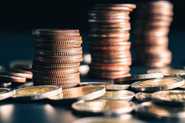 Biriktirmek için hazine mevduat hesabına yığılmış altın paralar.