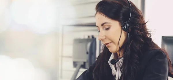 Obchodníci nosí sluchátka pracující v kanceláři rozšířit pohled — Stock fotografie