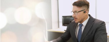 Ofiste çalışan, kulaklık takan iş adamları daha geniş görüşlü.