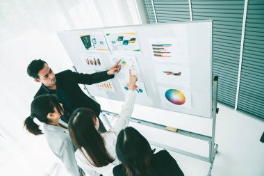 İş adamları daire içinde otururken iş projesini ustaca tartışıyor