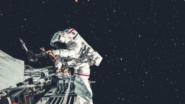 Astronot uzay yürüyüşü yaparken uzay uçuşları görevinde çalışıyor.