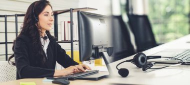 Ofiste çalışan, kulaklık takan iş adamları daha geniş görüşlü.