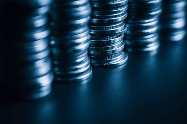 Biriktirmek için hazine mevduat hesabına yığılmış altın paralar.