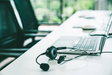 Çağrı merkezindeki kulaklık ve müşteri destek ekipmanları aktif hizmete hazır.