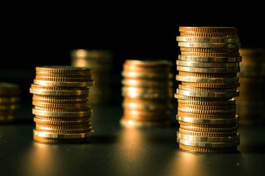 Biriktirmek için hazine mevduat hesabına yığılmış altın paralar.