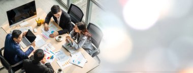 İş adamları grup toplantısı daha geniş açıdan çekildi