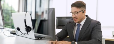 Ofiste çalışan, kulaklık takan iş adamları daha geniş görüşlü.