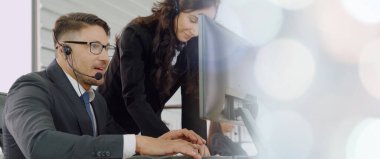 Ofiste çalışan, kulaklık takan iş adamları daha geniş görüşlü.