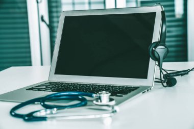 Klinikteki kulaklık ve doktor ekipmanları hasta için aktif destek için hazır.