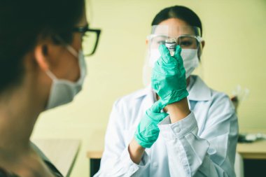 Genç bayan, aşı için yetenekli doktoru hastanede ziyaret ediyor.