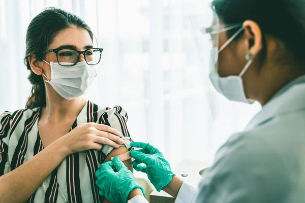 Junge Frau besucht geschickten Arzt im Krankenhaus zur Impfung — Stockfoto